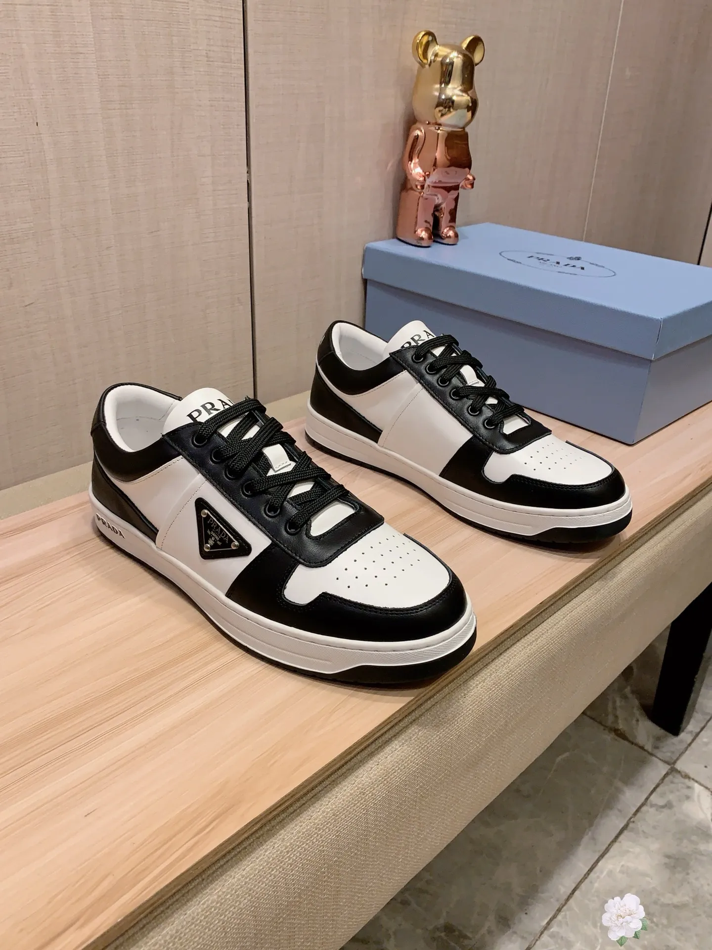 Men's Men's Shoes💰442💰💰🎩🎩[Lightning][Lightning] "PRADA*" The latest and most popular casual shoes, top brand [seduce] luxury ~ purchasing agency, top quality ~. [Strong] The upper is made of imported breathable cowhide material ➕ breathable sheepskin feet (•) with fine workmanship. The original stylish and stylish soft rubber wear-resistant and non-slip outsole is light and comfortable on the feet. The real thing looks better when photographed in real life. 226: code: 38-44, white and black 4️⃣ colors selected
